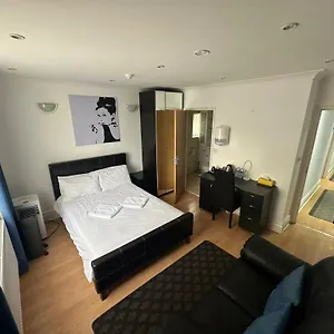 Privatunterkunft 3 Luxury En-suite Bedrooms 