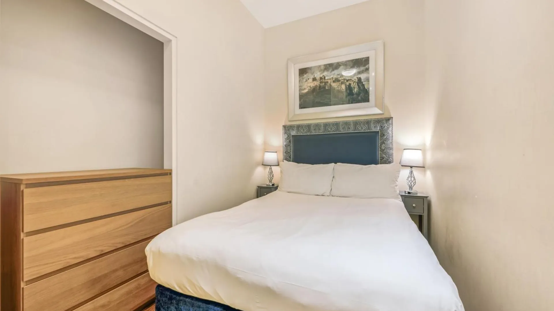 **** Aparthotel Princes Street Suites Edinburgh United Kingdom