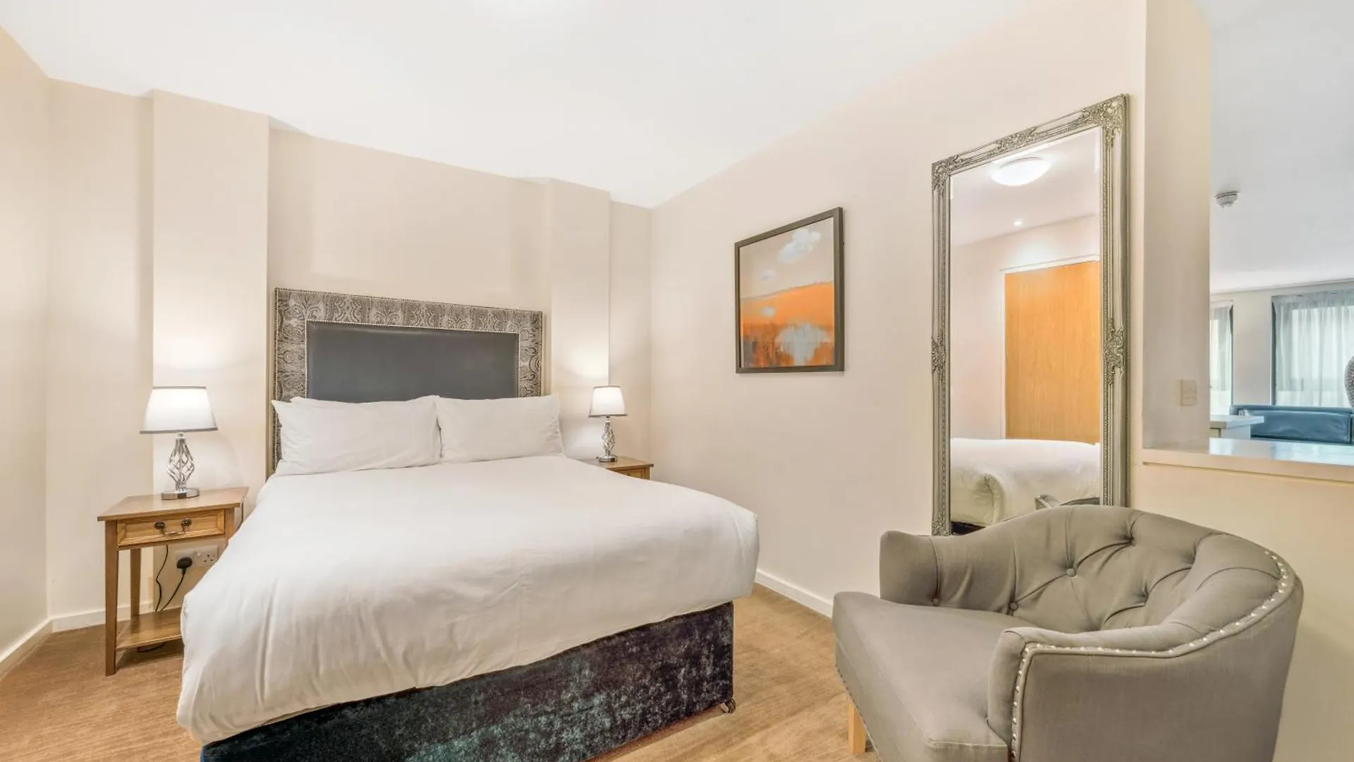 Princes Street Suites Эдинбург 4*,